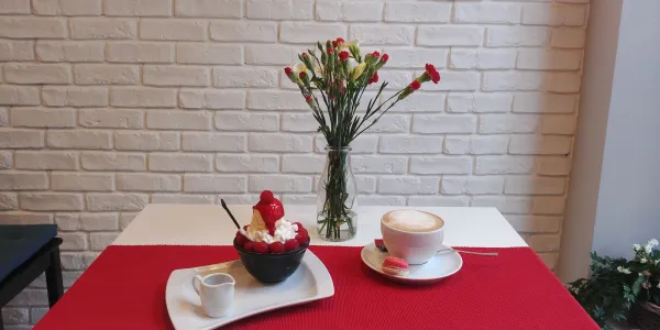 W ramach akcji Wieczór Niepodległości w wybranych gdańskich lokalach będzie można zjeść biało-czerwone dania. Na zdjęciu deser z lodziarni Bingsu.