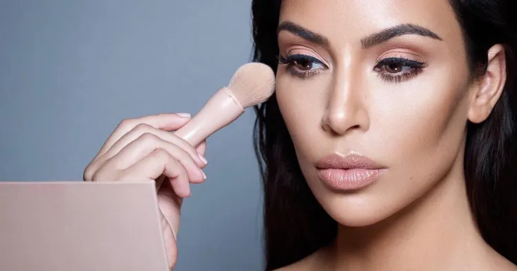 Wielką popularnością cieszą się zarówno kosmetyki wyprodukowane przez Rihannę, jak i te stworzone przez siostry Kardashian: Kim i Kylie.