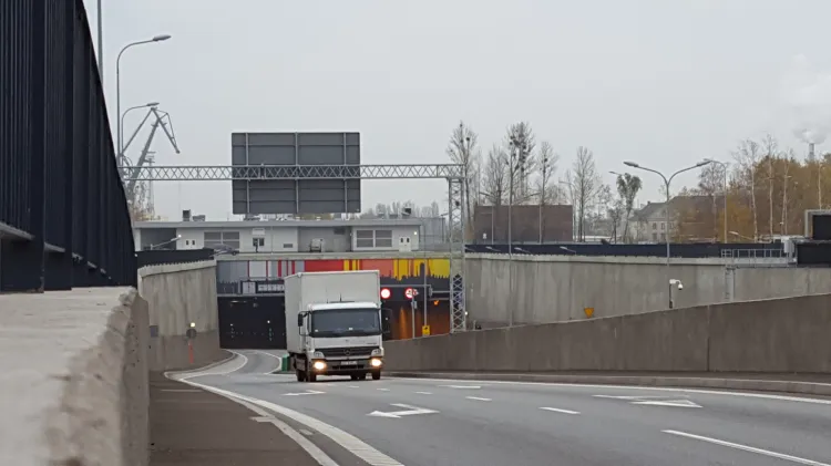 Problem z oblodzeniem jezdni występuje na łącznicach na Węźle Ku Ujściu oraz na wyjeździe z tunelu na rondo przy Marynarki Polskiej (na zdjęciu).