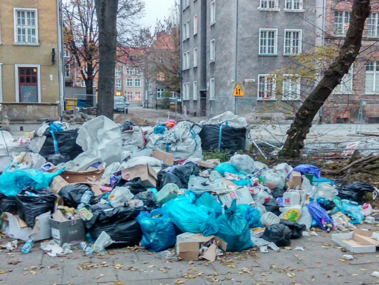 Tak duża góra śmieci wyrosła w centrum Gdańska przy ul. św. Ducha. 