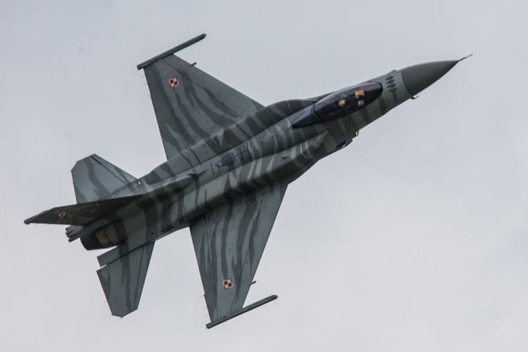 Samolot wielozadaniowy F-16 Jastrząb należący do polskich Sił Powietrznych.