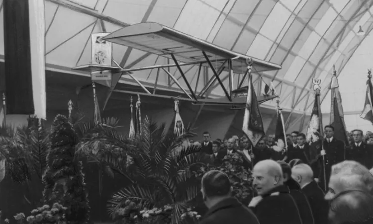 Fragment uroczystości poświęcenia szybowców szkolnych ufundowanych przez instytucje lokalne dla gdyńskiego koła szybowcowego Ligi Obrony Powietrznej i Przeciwgazowej. Zdjęcie wykonano 11 listopada 1937 r.