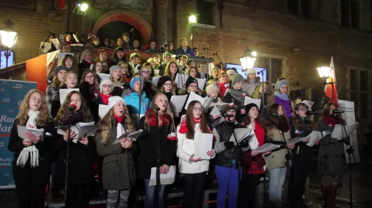 Uczniowie Podstawowo-Gimnazjalnego Zespołu Szkół Społecznych STO w Gdańsku każdego roku śpiewają piosenki patriotyczne na przedprożach Dworu Artusa. Kiedy zabrakło im entuzjazmu, nauczyciel napisał dla nich specjalną piosenkę.