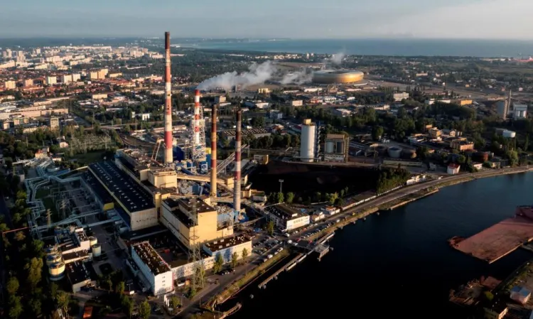 Elektrociepłownia w Gdańsku (na zdjęciu) dysponuje 776 MW mocy cieplnej i 220 MW mocy elektrycznej, natomiast Elektrociepłownia w Gdyni ma 466 MW mocy cieplnej i 110 MW mocy elektrycznej.
