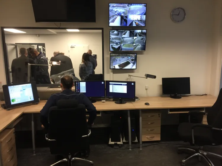 Miejsce pracy policjanta dyżurnego w nowym komisariacie przy ul. Wiesława w Gdańsku. Już niebawem będzie stąd można obserwować obraz z kamer monitoringu miejskiego w Gdańsku.