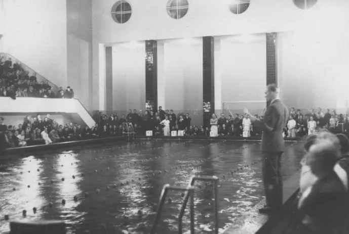 Przedwojenni mieszkańcy Gdańska narzekali na brak pływalni, z której mogliby korzystać zimą. Ta na zdjęciu cieszyła jedynie mieszkańców stolicy, bo otwarto ją w 1937 r. w Centralnym Instytucie Wychowania Fizycznego w Warszawie.