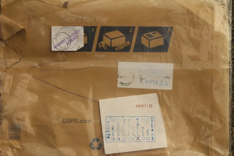 Na paczce z USA widać polskie stemple pocztowe oraz te z napisem "zwrot". Zdjęcie przesyłki, które wysłał pan Piotr do Poczty Polskiej, zostało zrobione przez nadawcę paczki z Kalifornii w momencie, kiedy otrzymał ją z powrotem.