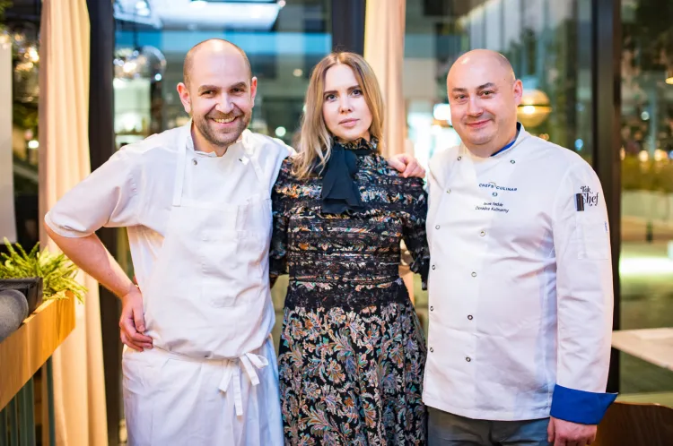 Kolacja z cyklu guest chef spotkała się z dużym entuzjazmem gości. Na zdjęciu widoczni (od lewej): Krzysztof Rabek, Julita Żbikowska, Jacek Fedde.