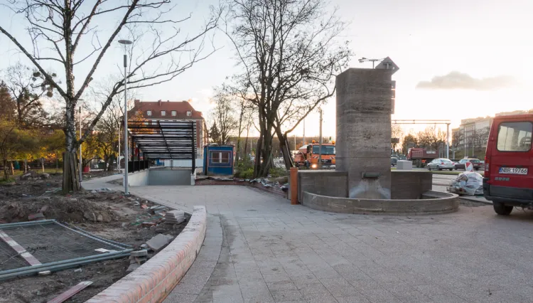 Dotarcie do schodów prowadzących do tunelu będzie wymagało obejścia fontanny Grenadierów, ponieważ za nią nie przewidziano ułożenia chodnika.