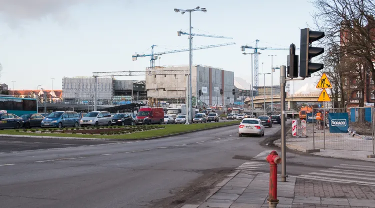 Docelowo jezdnia w kierunku Bramy Wyżynnej będzie przesunięta nieco w stronę torów kolejowych (w lewo), aby wygospodarować więcej miejsca pod przystanek z wiatą oraz chodnik (po prawej).