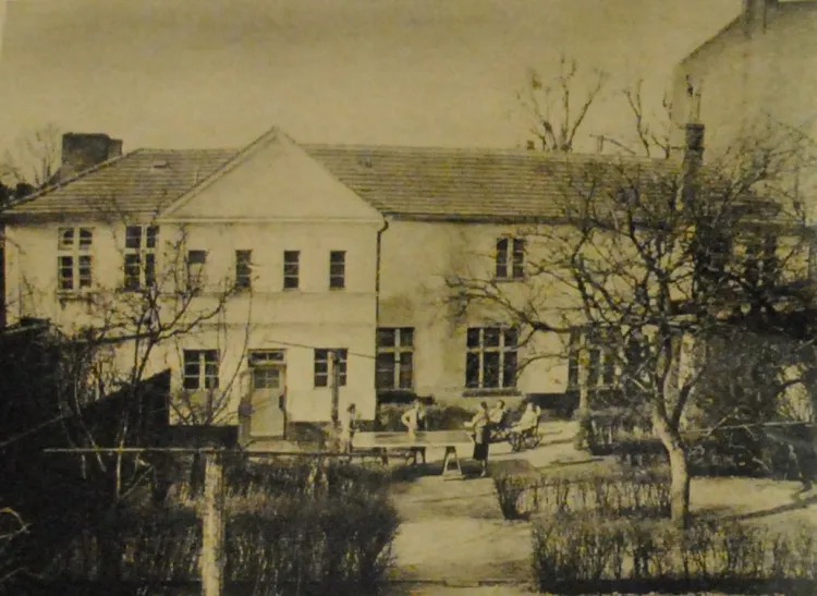 Dawny zajazd (widoczny od tyłu) w 1941 r., kiedy pełnił funkcję centrum szkolenia pomocniczek łączności Wehrmachtu. Widać zakwaterowane w ośrodku dziewczęta odpoczywające w ogrodzie (źródło: Soldat im Weichselland... 1941, Juli).
