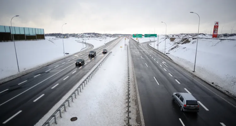 Kierowcy podczas zimy czekają na odśnieżone drogi. Trójmiejskie samorządy wydadzą na ten cel niemałe pieniądze.
