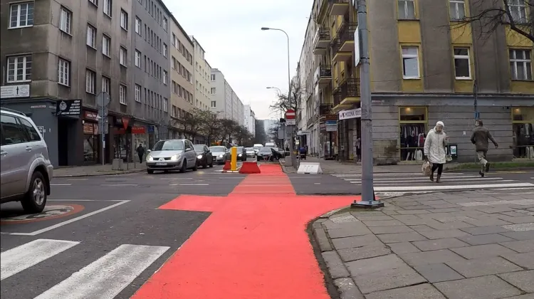 Na razie czerwona farba pojawiła się na skrzyżowaniu ul. Starowiejskiej z Władysława IV.