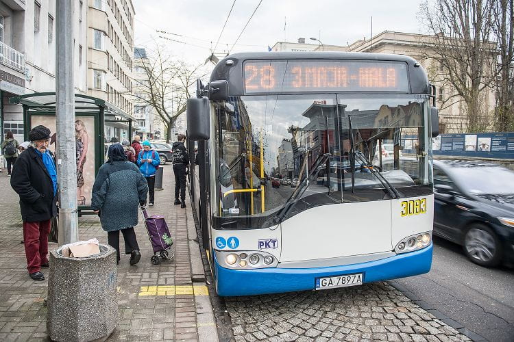 Żółta linia na przystanku w Gdyni ma służyć przede wszystkim kierowcom trolejbusów. Okazuje się, że przydaje się też pasażerom.
