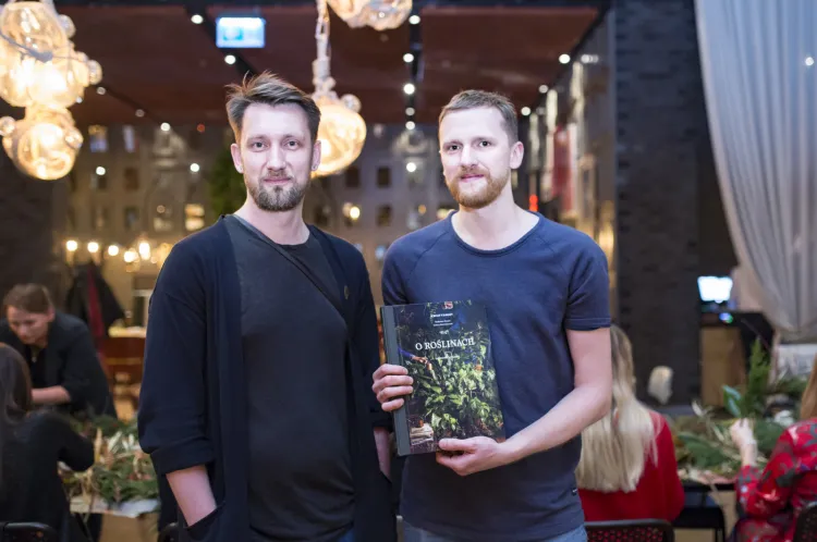 Podczas targów "Oko na Trójmiasto" odbyła się prapremiera książki "O roślinach". Na zdjęciu autorzy - Radek Berent i Łukasz Marcinkowski z Kwiaciarni Kwiaty&Miut.