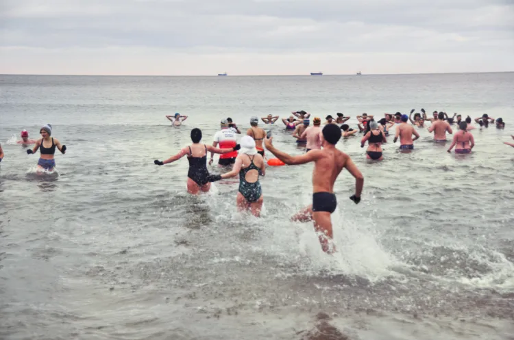 Na plaży w Jelitkowie pojawiło się wiele osób dopiero zaczynających przygodę z morsowaniem.