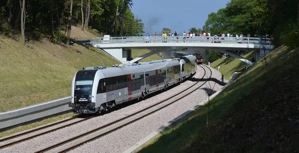 Ponad połowa przyszłorocznego budżetu województwa zostanie przeznaczona na komunikację: utrzymanie połączeń kolejowych, kupno nowych składów i inwestycje w drogi wojewódzkie.