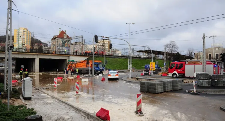 Awaria może opóźnić prace na skrzyżowaniu ulic Dworcowa, Podjazd i 10 Lutego.