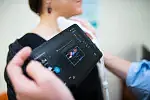 Ultrasonograf mobilny to głowice, które podłącza się do smartfona lub tabletu. Po podłączeniu, dzięki specjalnej aplikacji, możemy rozpocząć badanie i śledzić obraz USG na ekranach naszych urządzeń.
