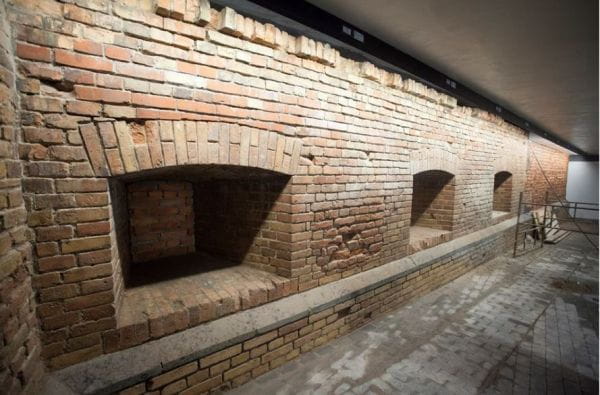 W nowym tunelu pod Okopową wyeksponowano jedną ze ścian Bastionu Kot. 