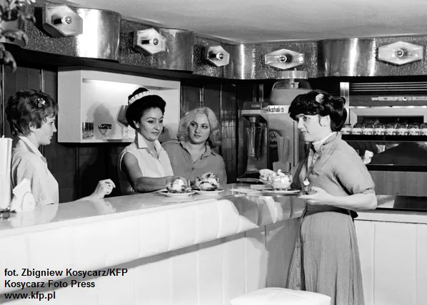 Nową kawiarnię i cocktail bar Delicje otworzył na ul. 10 Lutego w Gdyni oddział WSS Społem w 1979 roku. Zdjęcie z 1979 roku.