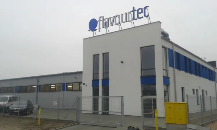 Flavourtec, firma produkująca olejki do e-papierosów, w 2015 roku otworzyła na terenie Pomorskiej Specjalnej Strefy Ekonomicznej zakład produkcyjny o powierzchni ponad 1,2 tys. m kw.

