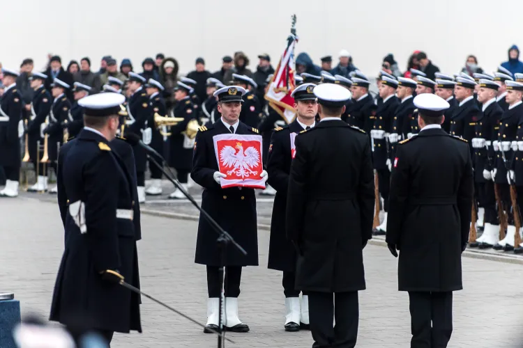 Uroczystość podniesienie bandery i przyjęcia do służby najnowszego polskiego niszczyciela min ORP Kormoran.