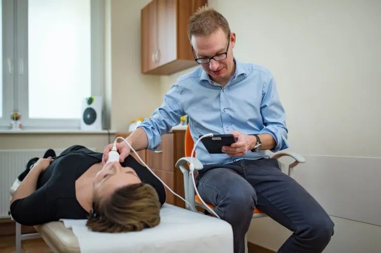 Dr Mateusz Kosiak - lekarz rodzinny, korzysta z ultrasonografu nie tylko przyjmując pacjentów w przychodni, ale także podczas wizyt domowych. 