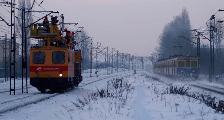 Specjalny pociąg sieciowy do diagnostyki i naprawy sieci trakcyjnej. Brygada "Energetyków" walczy z uszkodzoną siecią trakcyjną na wysokości Grabówka. Mija ich opóźniona SKM-ka w kierunku Gdańska.