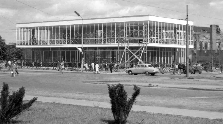Budynek LOT-u zbudowano w 1961 roku. Najpierw mieścił się tam salon meblowy. Dopiero pod koniec lat 70. do budynku wprowadził się LOT.