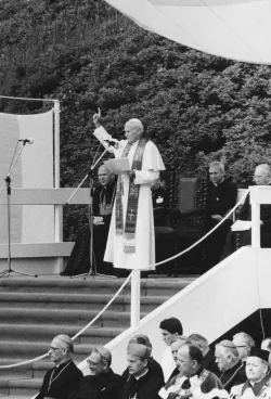 Jan Paweł II na spotkaniu z młodzieżą na Westerplatte 12 czerwca 1987 roku.