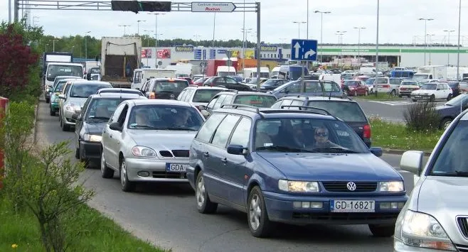 Utrudnienia w ruchu na parkingu centrum handlowego przy Węźle Karczemki w Gdańsku w dniu 24 maja.