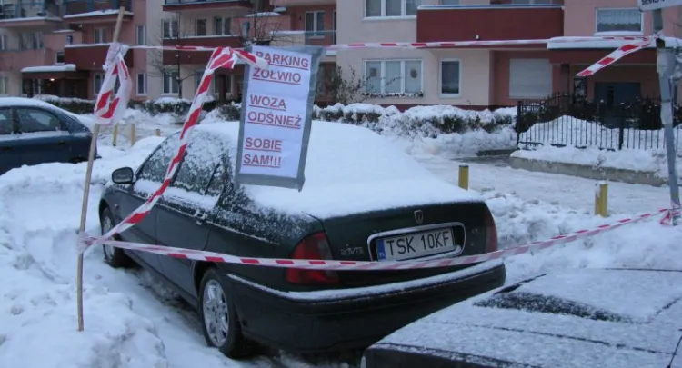 Gdańsk Przeróbka. Tam kierowca "Żółwiowoza"  wywiesił kartkę i zastawił auto kierowcy, który zastawił "jego" miejsce. Jeśli będzie chciał wyjechać, musi wcześniej przekopać się przez metrowe zaspy śniegu.