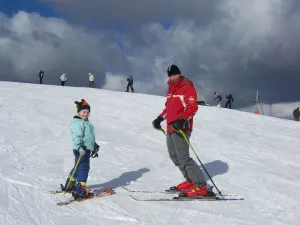 Bezpieczeństwo to podstawa na narciarskim stoku. Dlatego na początek warto skorzystać z usług wykwalifikowanego instruktora.