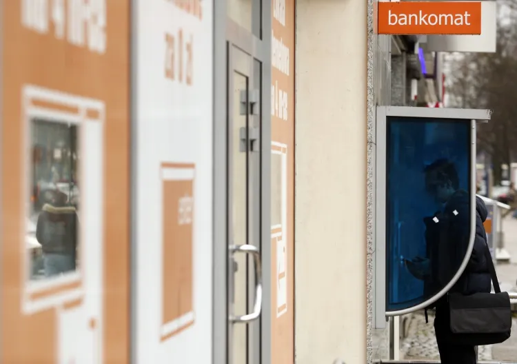 Pomimo zapowiedzi zmniejszenia liczby bankomatów przez ich operatorów, ich liczba stale się zwiększa. 