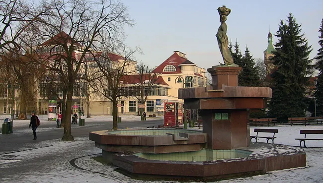 Sopoccy urzędnicy zmienili zdanie - rzeźba Jasia Rybaka miała zniknąć z centrum miasta, wróci jednak na Plac Przyjaciół Sopotu, chociaż nie na miejsce, które zajmowała przed rozpoczęciem jego remontu.