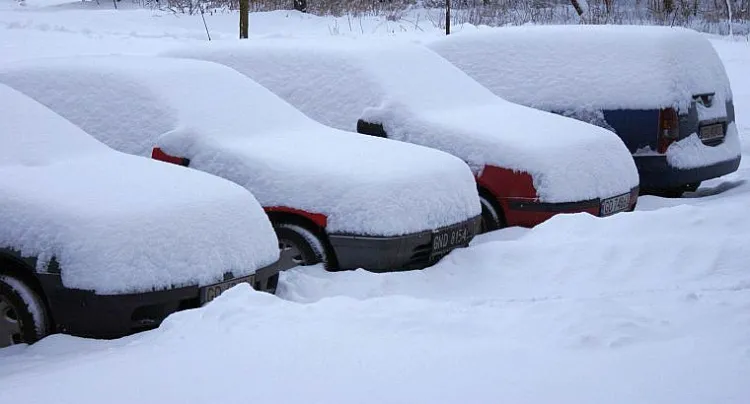 Śnieg i mróz mogą skutecznie unieruchomić samochód.