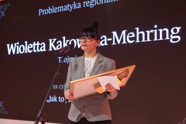 Wioletta Kakowska-Mehring odbiera nagrodę w konkursie im. Władysława Grabskiego, zorganizowanym przez Narodowy Bank Polski. 