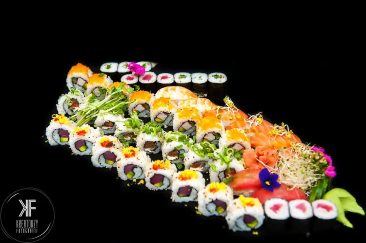 Sushi to dobry pomysł na prezent. Sprawdzi się też na wigilijnym stole i imprezie sylwestrowej.