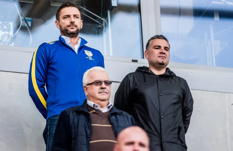 Prezes Arki Gdynia, Wojciech Pertkiewicz (z lewej) jest zadowolony z mijającego roku. Jego klub wyszedł w nim z długów, zdobył dwa trofea i może zakończyć zmagania na wyższej pozycji niż 12 miesięcy temu.