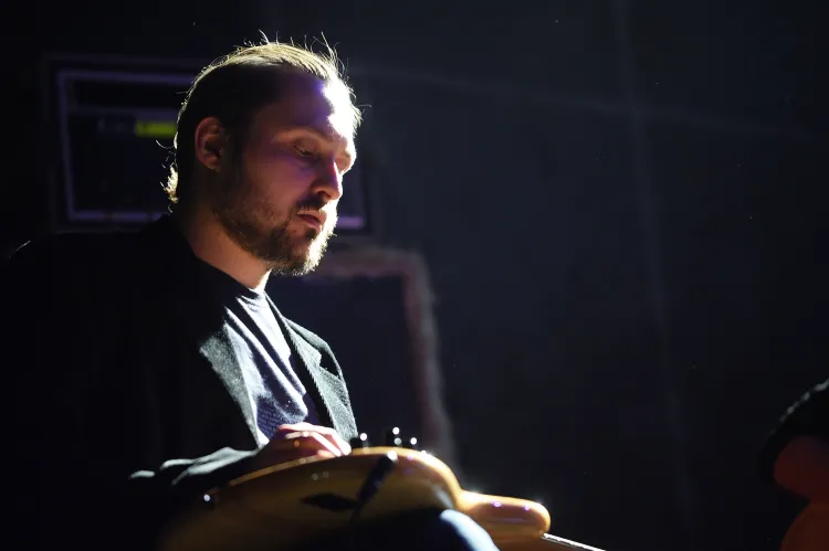Muzycy poprzez nietypowe użycie instrumentów (pocieranie o struny czy wybijanie rytmu o korpus gitary) próbowali naśladować dźwięki lodowca.