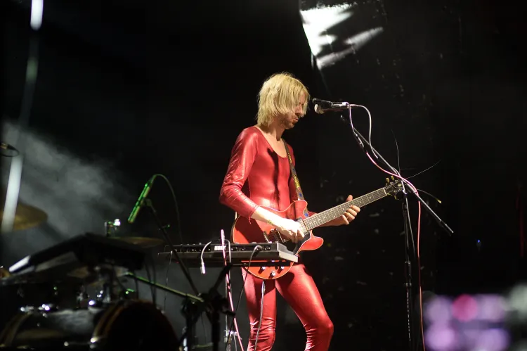 Wokalista Christian Aregger wystąpił w obcisłym, czerwonym kostiumie kojarzącym się z najlepszymi stylizacjami Davida Bowie