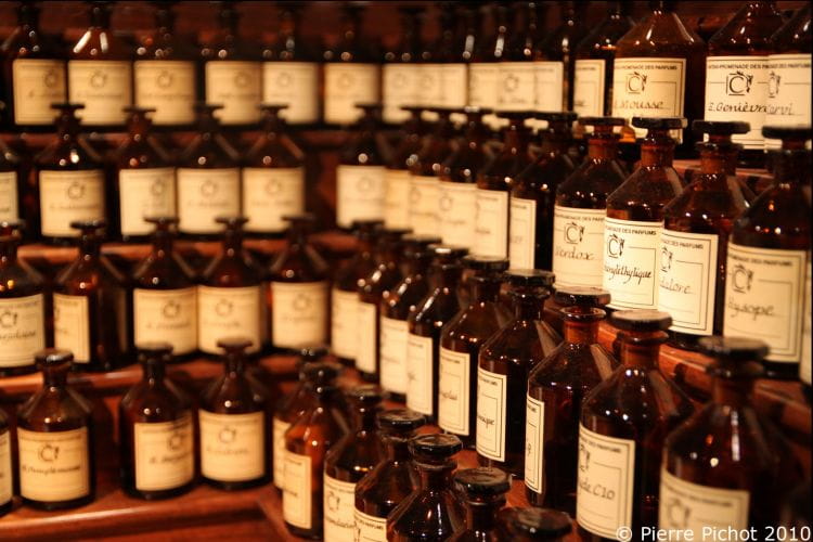 Profesjonalni perfumiarze mają do dyspozycji tysiące ingrediencji. Niektóre z nich są bardzo rzadkie i potrafią kosztować fortunę.