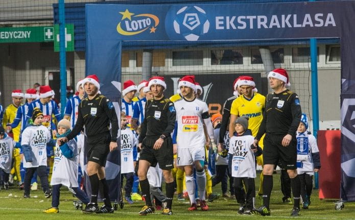 Piłkarze Arki Gdynia zapomnieli, że czapki Mikołaja obowiązują tylko na prezentacji w Płocku, a w trakcie meczu nie należy rozdawać prezentów. 