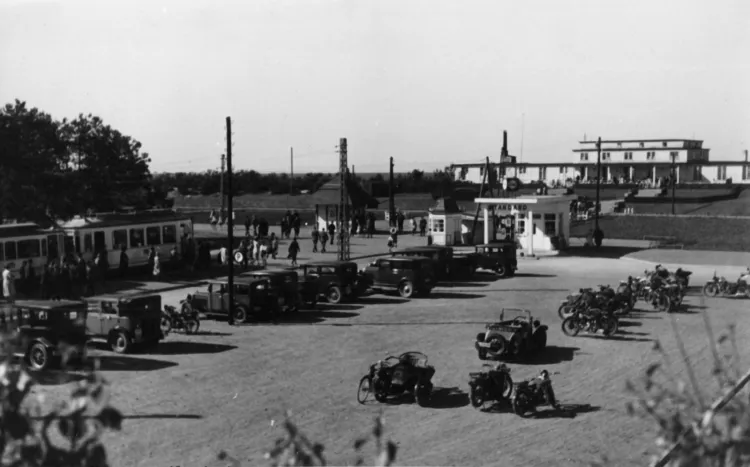 Pętla tramwajowa i parking przy głównym wejściu na kąpielisko na Stogach, lata 30. Widać biały budynek stacji benzynowej Standard.