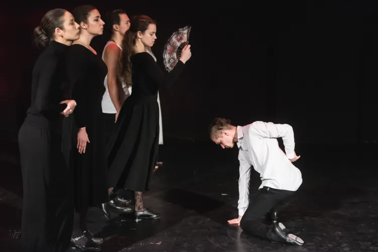 Spektakl otwiera efektowny taniec flamenco w wykonaniu całej dwunastki przyszłorocznych absolwentów Studium Wokalno-Aktorskiego w Gdyni.