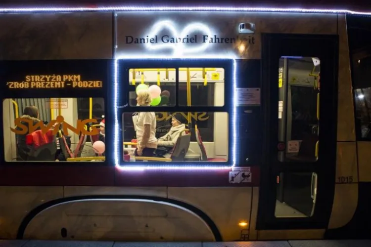 Mikołajkowy tramwaj będzie można rozpoznać po  podświetlonym oknie. 