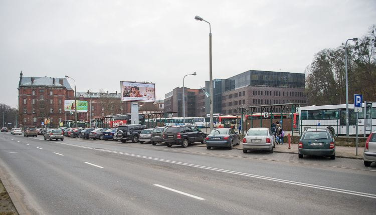 Na parking przy ul. 3 Maja w Gdańsku auta stoją czasami przez cały dzień. 