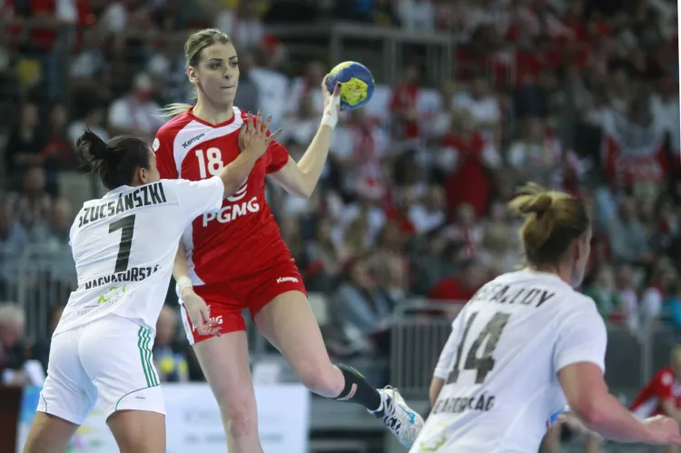 Aleksandra Zych zdobyła dla Polski 4 bramki w przegranym meczu z Norweżkami. W czwartek biało-czerwone zagrają z Węgierkami. Porażka przekreśli ich szanse na pozostanie w turnieju.