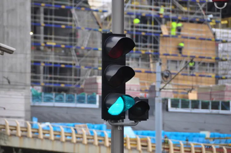 W ostatnich dniach kierowcom tkwiącym w korkach w centrum Gdańska najbardziej brakowało zielonego światła. W tle trwa budowa Forum Gdańsk.